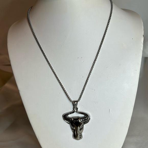 Taurus/Bull Head Stainless Steel Unisex Pendant & 24” Box Link Chain. NWT - Picture 2 of 7